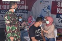 Pantau Pelaksanaan Vaksinasi, Danramil Mranggen Himbau Warga Tidak Takut Divaksin