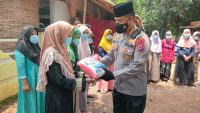 Peduli Masyarakat Terdampak Covid-19, Tim Warung Jum’at Barokah Polda Banten Salurkan Bansos