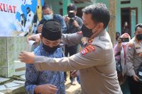 Kapolda Banten Tinjau Pembelajaran Tatap Muka di Pandeglang, Serta Berikan Bantuan Alat Perlengkapan SekolahBerikan Bantuan Alat Perlengkapan Sekolah