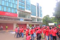Ratusan Kurir J & T Express Gelar Aksi Demo Di kantor J & T Express Tangerang