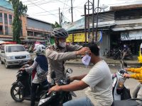 Tak Kenal Lelah, Satsamapta Polres Serang Kota Polda Banten Bagikan Masker Dengan Patroli Bersepeda