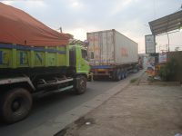 Jalan Arah Bandara Soetta, Macet Oleh Rombongan Truck Tanah