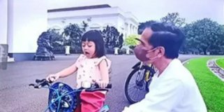 Joko Widodo Bersantai Menemani Sang Cucu Bersepeda