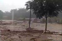 Banjir Bandang Landa Sukawening Garut Jawa Barat