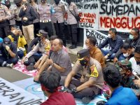 Ratusan Mahasiswa Sumedang Lakukan Unras Di Depan Kantor DPRD