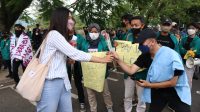 Demo Aksi Gabungan Mahasiswa Berakhir Damai Di Sumedang, Bagikan Sembako Ke PKL