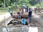 Kompak, Secara Swadaya Warga Perbaiki Gorong-gorong di Desa Cipacing Tasikmalaya 