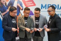 (kiri-kanan) Chief Business & Co-Founder Rey David Nugroho, CTO & Co Founder Rey
Bobby Siagian, CEO & Co-Founder Rey Evan Tanotogono VP Product & Co-Founder Rosi Setyo Nugroho menunjukkan ReyCard, kartu pembayaran cashless yang dapat digunakan di
rumah sakit dan penyedia kesehatan mana pun di Indonesia, saat peluncuran di Jakarta, Rabu (6/7/2022). 