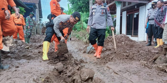 Tim Polres Pati, Kunjungi Lokasi Pasca Bencana Banjir Di Desa Bulumanis Kidul