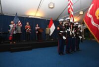 Musisi musik country nasional, Leon Travis, saat didaulat untuk menyanyikan lagu Star Spangled Banner di Kedubes AS. 