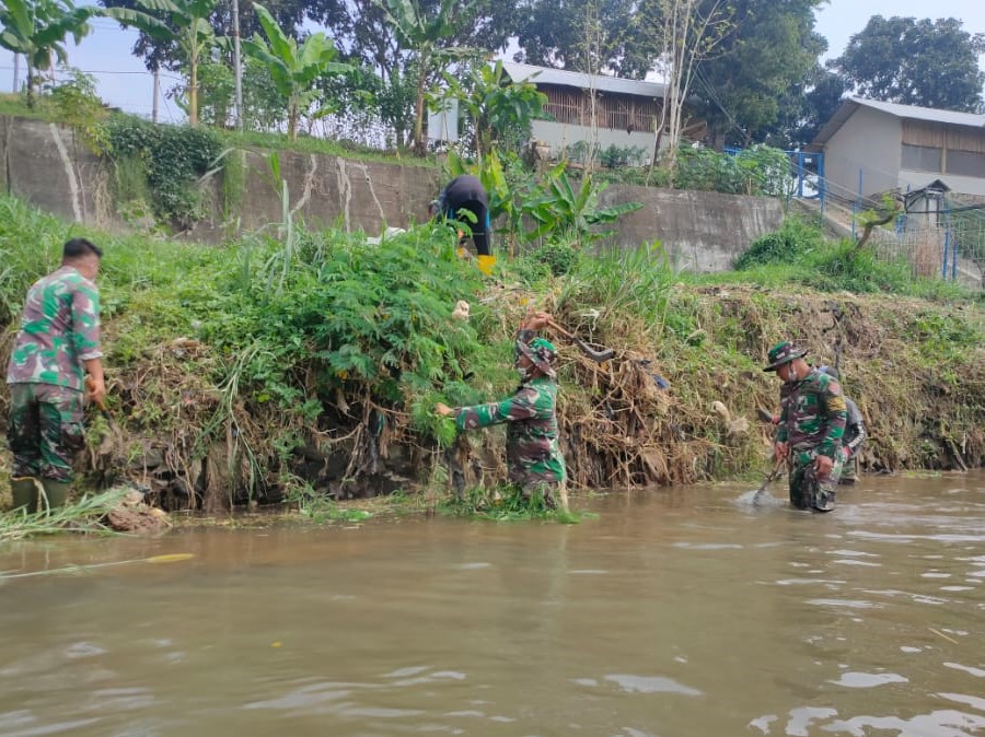 Satgas Citarum Harum Sektor 21 Bersihkan Aliran Sungai Ciwidey Di Desa Sukajadi
