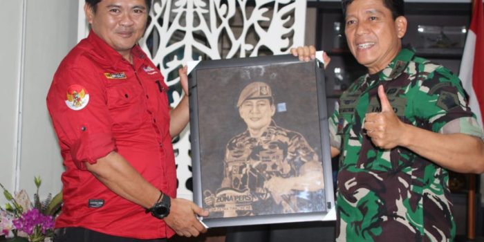 Mayjend TNI Karev Marpaung Terima Penghargaan Dari 5 Media Atas Apresiasi Terhadap Media 