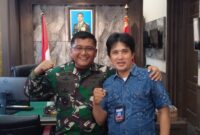 Brigjend Tatang Subarna bersama dengan wartawan zonapers.com Hans Montolalu di ruang Kadispenad Markas Besar TNI AD