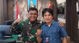 Brigjend Tatang Subarna bersama dengan wartawan zonapers.com Hans Montolalu di ruang Kadispenad Markas Besar TNI AD