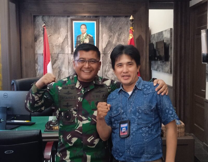 Brigjend Tatang Subarna bersama dengan wartawan zonapers.com Hans Montolalu di ruang Kadispenad Markas Besar TNI AD