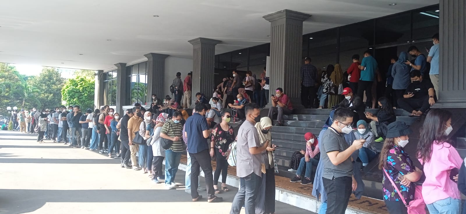 Antusias Masyarakat Rela Antri Berjam-jam Untuk Dapatkan Undangan HUT RI - 77 Di Istana Negara