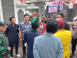 Puluhan Personil Kepolisian Diturunkan Untuk Mengamankan Aksi Unjuk Rasa Penolakan Kenaikan BBM Bersubsidi di Depan Gedung DPRD Sumedang