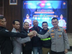 Polres Sumedang Gelar Silaturahmi Dan Bagikan Jaket Kepada Para Jurnalis 