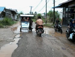 Kondisi Jalan Dangol L Tobing Rusak, dan Drainase Tertutup Lumpur, Warga Mengeluh