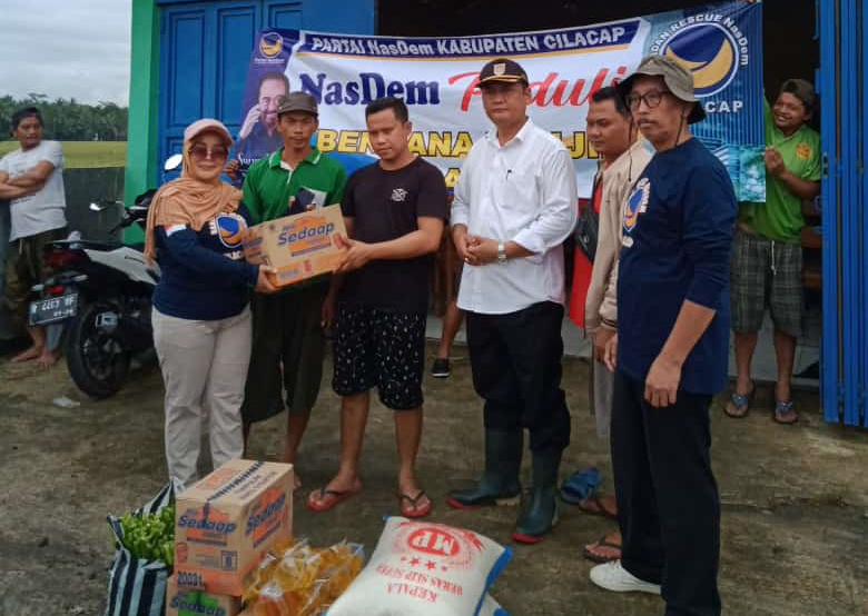 Nasdem Cilacap Gerak Cepat membantu Korban Banjir di Kawunganten