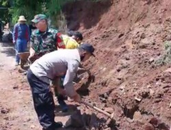 Petugas Kepolisian Bahu Membahu Bersama Warga Bersihkan Longsoran Di Wilayah Ganeas Sumedang