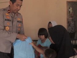 Wakapolda Jabar Bagikan Sembako Kepada Warga Cisarua Sumedang