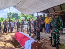 Wujud Nyata Kebersamaan TNI-Rakyat, Personel Satgas Pamtas RI-Malaysia Yonarmed 5 Pancagiri Mengikuti Upacara Pemakaman Secara Militer Putra Terbaik Bangsa