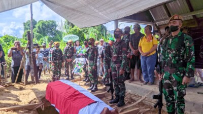Personel Satgas Pamtas RI-Malaysia Yonarmed 5 Pancagiri Mengikuti Upacara Pemakaman Secara Militer Putra Terbaik Bangsa