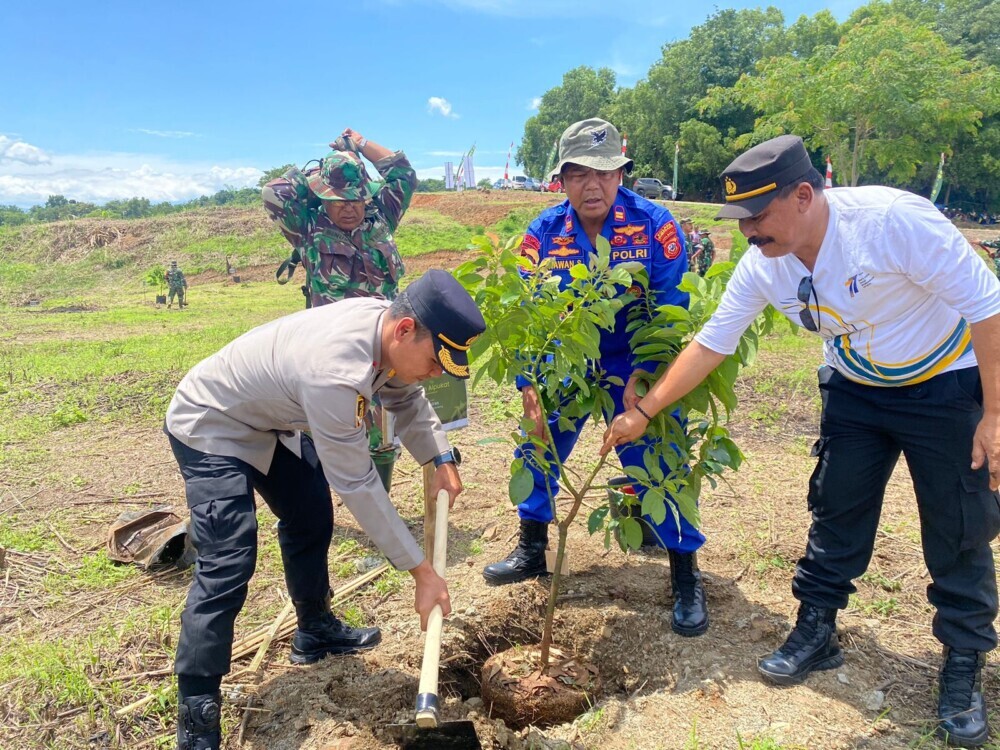 Polres Sumedang Laksanakan Gerakan Tanam Pohon Dalam Rangka Hari Bakti PUPR Ke 77