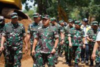 KSAD Jendral Dudung, Pangdam Siliwangi Mayjend Kunto beserta jajarannya turun langsung meninjau dampak gempa