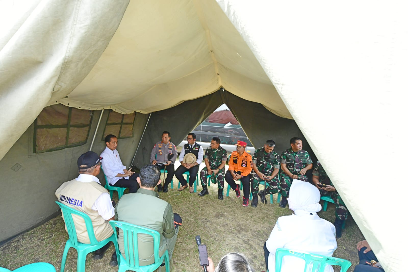 Presiden Joko Widodo berikan intruksi di tenda darurat