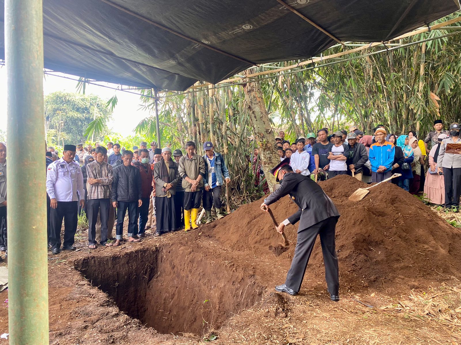 Wakapolres Sumedang Pimpin Upacara Pemakaman AKP (Purn) Ato Suharto