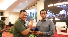 Danpussenhanud Mayjend Haris Sarjana bersama Gubernur lemhanas Andi Widjajanto