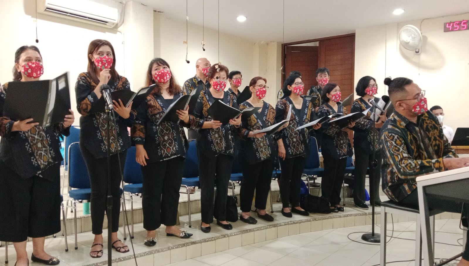 Padus wilayah 2 menyanyikan lagu-lagu pujian dengan harmonisasi hingga ibadah Misa Natal makin terasa sakralnya