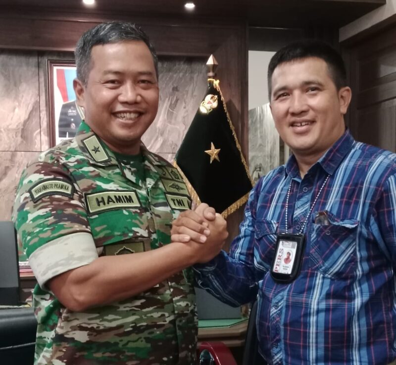 Awak media zonapers.com mendapatkan kesempatan untuk wawancara singkat dengan Kadispenad Brigjend TNI Arh Hamim Tohari