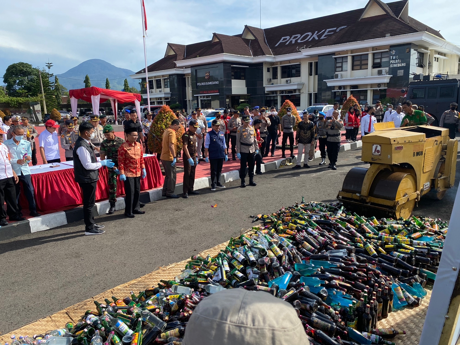 JELANG NATARU, POLRES SUMEDANG MUSNAHKAN RIBUAN LITER MIRAS