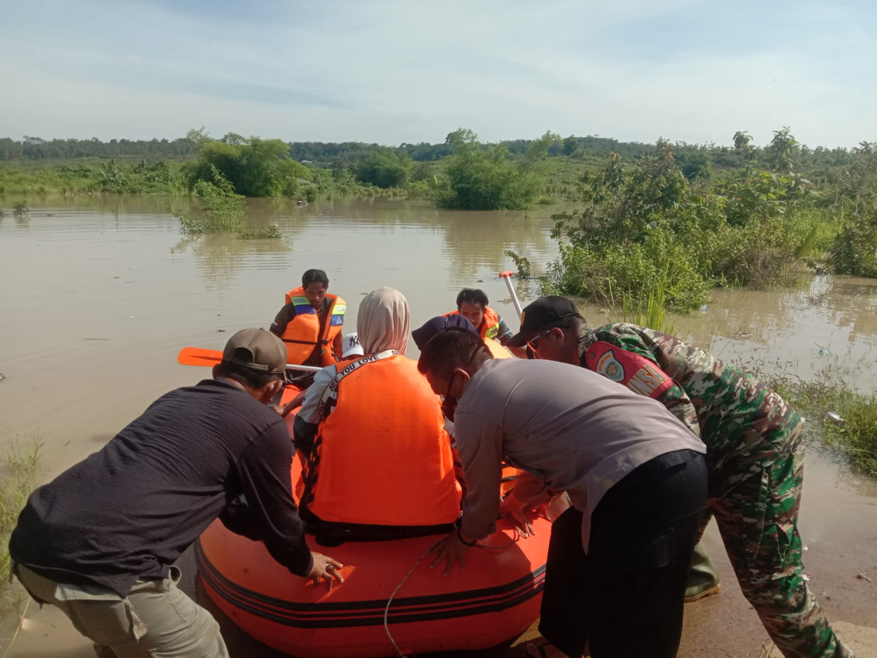 Jalan Penghubung Surian-Subang Terendam Air, Polisi Bantu Warga Menyebrang Dengan Perahu Karet