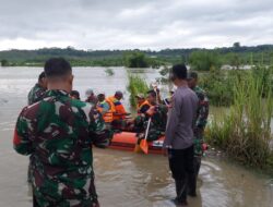 Jalan Penghubung Surian-Subang Terendam Air, Polisi Bantu Warga Menyebrang Dengan Perahu Karet