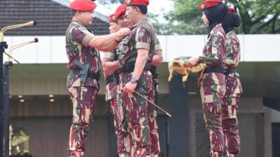 Kasad Sematkan Brevet, Baret dan Sangkur Komando Kopassus Kepada Panglima TNI dan Kapolri