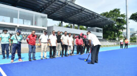 Wakil Ketua Umum KONI Pusat, Mayjen TNI (Purn) Suwarno, S. IP, M.Sc
memukul bola pertama disaksikan oleh Komite Eksekutif Komite Olimpiade
Indonesia (KOI) Indra Gamulya, Kepala Bidang Pengembangan Olahraga
Dispora Provinsi DKI Jakarta Tedy Cahyono dan Ketua PP FHI Mayjen TNI
Budi Sulistijono