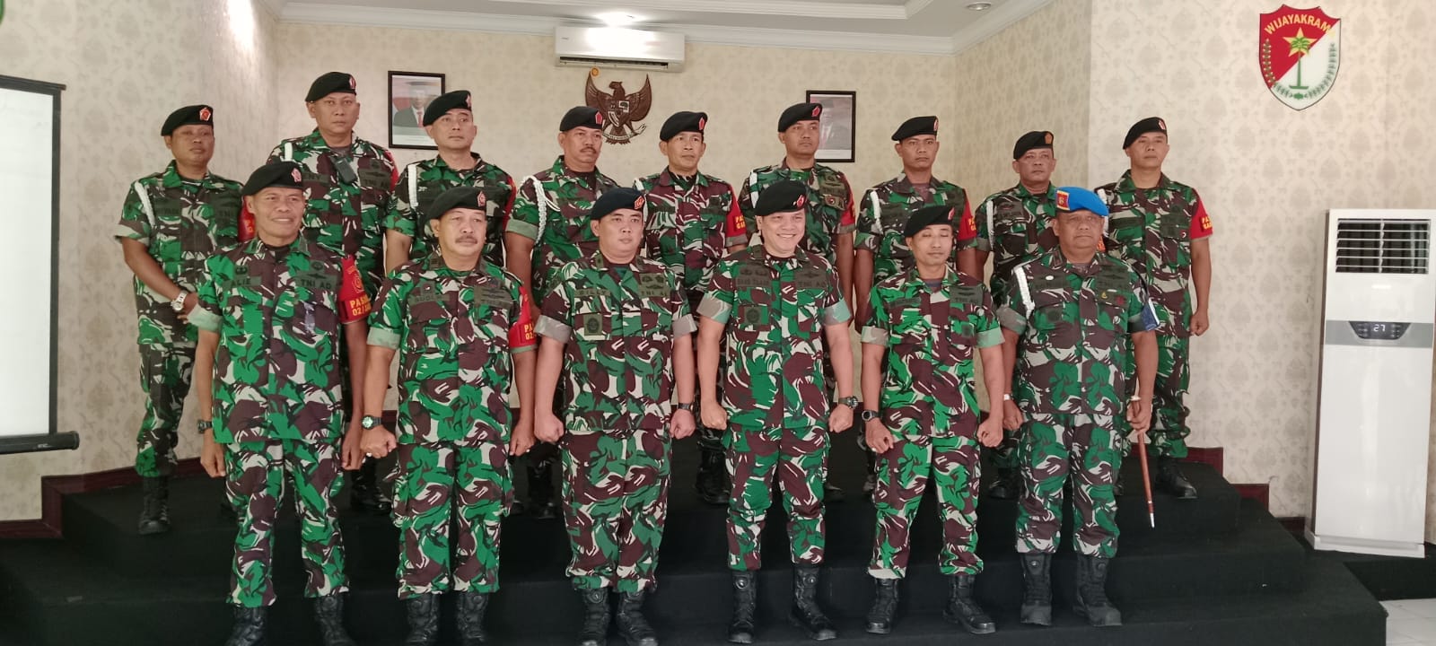Foto bersama personel Subkogartap Utara dengan Kasgartap Brigjend TNI Rano Tilaar.