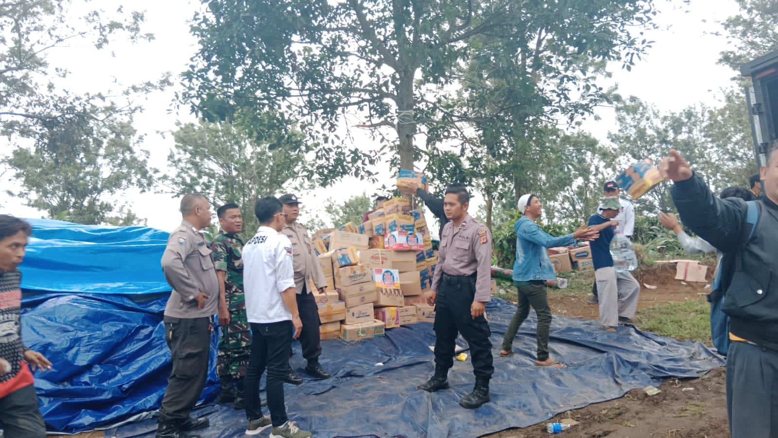 Polres Sumedang Bersama Warga Tanjungkerta Dan Ganeas Kirimkan Bantuan Bagi Korban Gempa Cianjur