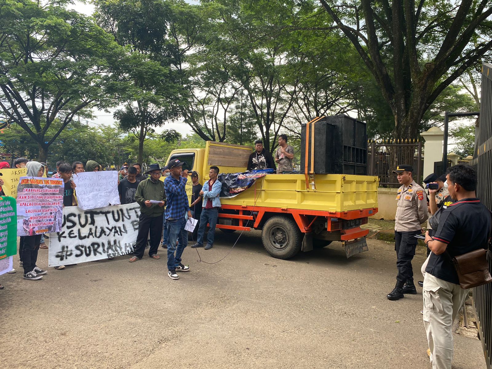 Polres Sumedang Laksanakan Pengamanan Aksi Mahasiswa Tolak RKUHP di Kantor DPRD Sumedang