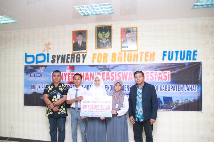 PLTU Banjarsari Berikan Beasiswa Kepada Siswa Berprestasi