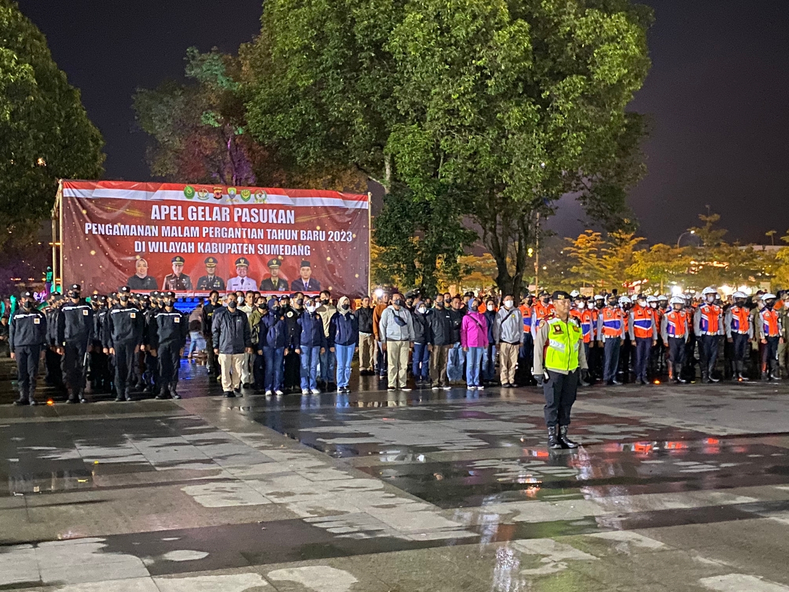 Apel Gabungan Dipimpin Kapolres, Bupati Sumedang, Kesiapan Pengamanan Tahun Baru 2023 Di Lapangan Alun Alun Sumedang