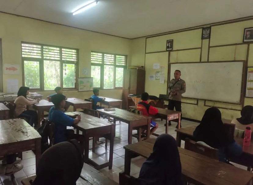 Bhabinkamtibmas Polsek Tanjungkerta Laksanakan Sosialisasi Tentang Larangan Chiki Ngebul (Cikbul)