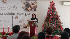 Ibu Dyah Ronny Sompie memberikan kata sambutan selaku ketua Panitia Ibadah Natal