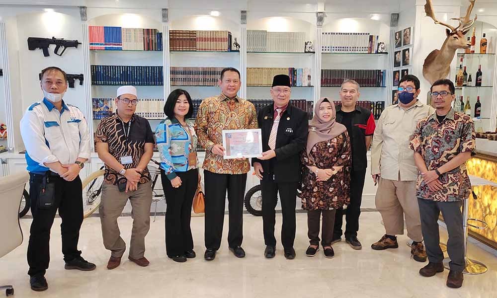 Ketua MPR RI Terima Certificate of Appreciation Dari PPWI Nasional