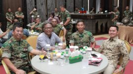 Direktur Keuangan Angkatan Darat Brigjen TNI Garanta Singkali duduk bersama Pemimpin Redaksi