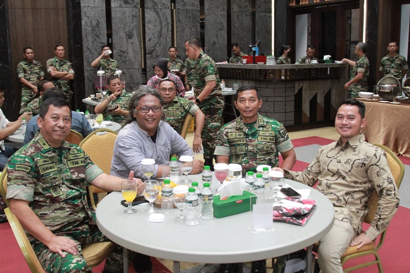 Direktur Keuangan Angkatan Darat Brigjen TNI Garanta Singkali duduk bersama Pemimpin Redaksi